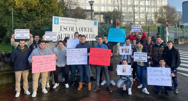 Concentración de los estudiantes de la Escuela Oficial Náutico Pesquera de Ferrol denunciando el mal funcionamiento del comedor este jueves