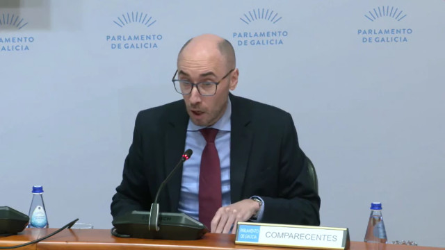 El director xeral de Familia e Infancia, Jacobo Rey, en la comisión 5ª del Parlamento gallego.