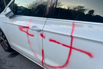 Denuncian la aparición de pintadas en el coche de la alcaldesa pedánea de Bembrive, en Vigo.