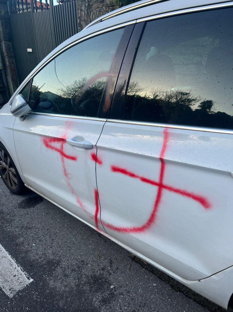 Vandalizan el coche de Patricia Otero, alcaldesa pedánea de Bembrive, pintando una diana en su puerta