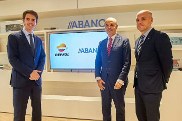 De izquierda a derecha, Francisco Montalbán Plaza, director de FFVV B2B y Canal Presencial Multienergía de Repsol, Víctor Casal Antón, director ejecutivo de Banca Corporativa de Abanca,, y Román 