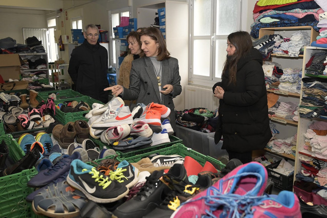 La conselleira de Medio Ambiente e Cambio Climático, Ángeles Vázquez, visita la zona de almacenaja de ropa y reutilización de Padre Rubinos