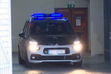 El coche con el detenido abandona los Juzgados de Fontiñas, en Santiago.