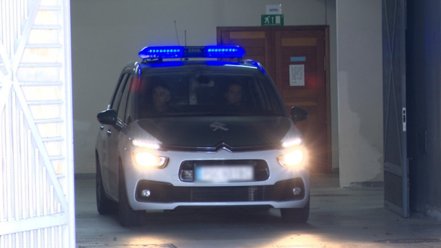 El coche con el detenido abandona los Juzgados de Fontiñas, en Santiago.