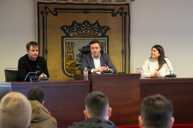 El presdietne de la Diputación de A Coruña, Valentín González Formoso; junto a la diputada de Planes Provinciales, Cristina Rey García; y el alcalde de Sada, Benito Portela, durante la presentación del balance del Plan Único de Concellos de 2025