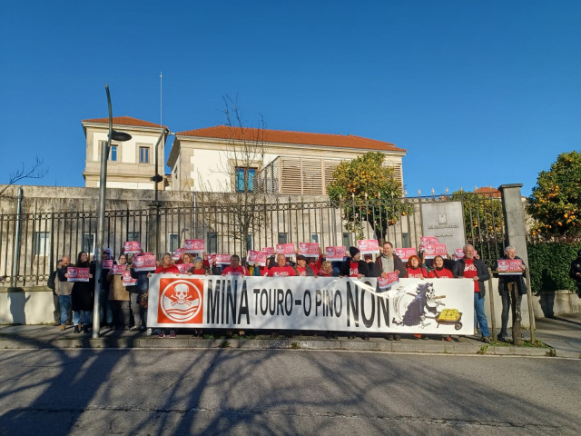 Protesta en Santiago contra la reactivación de la mina de Touro.