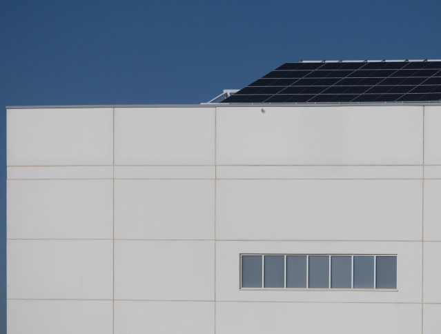 Archivo - Placas solares en el complejo tecnológico de Móstoles, a 15 de diciembre de 2023, en Móstoles, Madrid (España). Los paneles solares fotovoltaicos están formados por celdas capaces de convertir la luz solar en energía eléctrica. España es uno de