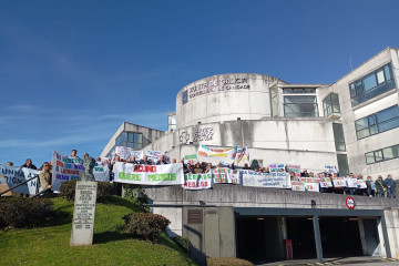 Vecinos de Aguiño protestan en Santiago contra la falta de médicos y entregan 2.600 firmas en la Consellería