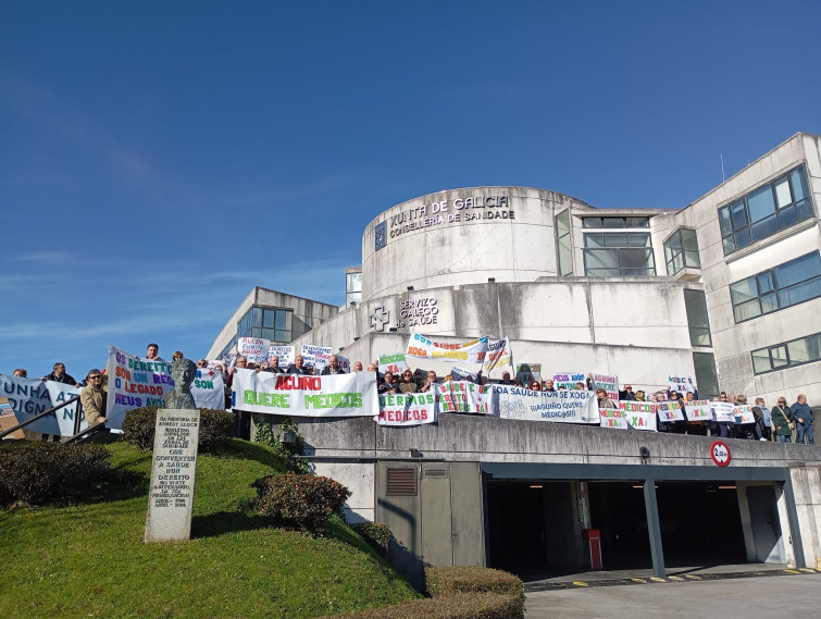 Vecinos de Aguiño claman por la falta de médicos y entregan 2.600 firmas en la Consellería