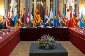 (I-D) En el centro, el presidente del Senado, Pedro Rollán; el presidente de la COPREPA y de la Asamblea de Madrid, Enrique Ossorio y el director de la Real Academia Española, Santiago Muñoz Machad