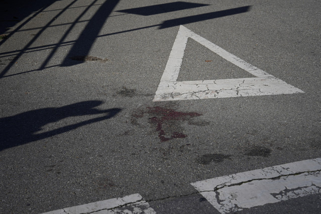 Restos de sangre en el lugar donde un hombre mató a puñaladas a otro tras una discusión en un bar de Redondela, a 31 de enero de 2025, en Redondela, Pontevedra, Galicia (España). Un hombre mató a puñaladas a otro e hirió de gravedad a la pareja del fallec