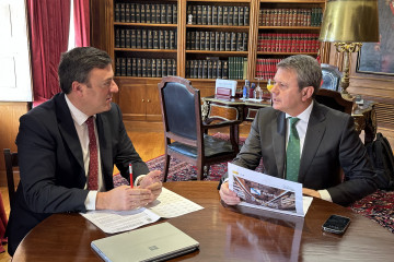 El presidente de la Diputación de A Coruña, Valentín González Formoso, en una reunión con el secretario de Estado de Transportes y Movilidad, José Antonio Santano.