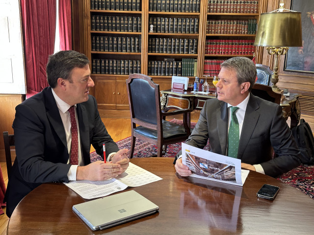 El presidente de la Diputación de A Coruña, Valentín González Formoso, en una reunión con el secretario de Estado de Transportes y Movilidad, José Antonio Santano.