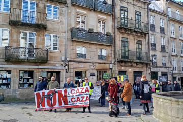 Una veintena de personas claman en Santiago contra la caza y denuncian la 