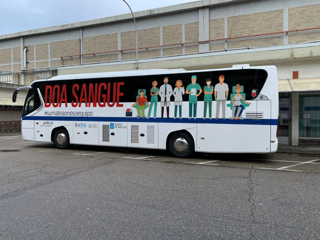 Archivo - Bus de ADOS que recorre la comunidad gallega