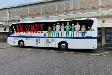 Archivo - Bus de ADOS que recorre la comunidad gallega