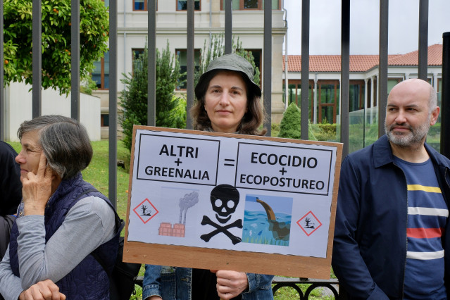 Archivo - Varias personas durante una nueva protesta contra la empresa de celulosa Altri, en la puerta principal de la Xunta de Galicia, a 30 de junio de 2024, en Santiago de Compostela, A Coruña, Galicia (España). Hoy tiene lugar una nueva movilización a