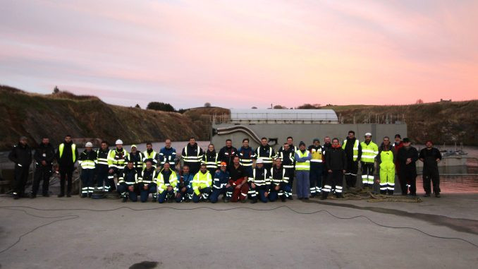 Trabajadores que llevaron a cabo la primera prueba de choque en barcaza de equipos del Programa F110