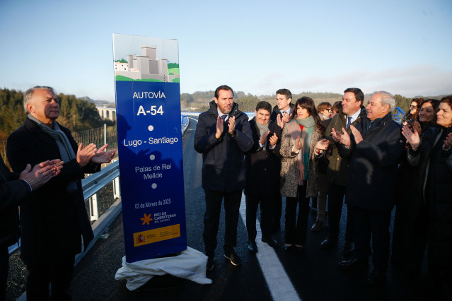 El ministro de Transportes y Movilidad Sostenible, Óscar Puente(c), asiste a la puesta en servicio del tramo Palas de Rei-Melide de la A-54, en el Viaducto de Pambre, a 3 de febrero de 2025, en A Coruña, Galicia (España). Óscar Puente, ha presidido la pue