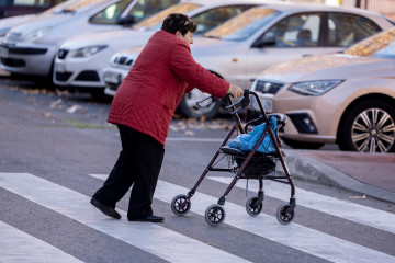 Archivo - Una persona camina con un andador, a 26 de diciembre de 2024, en Madrid (España). La revalorización supondrá un aumento de 600 euros anuales para las pensiones contributivas, y de 500 eur