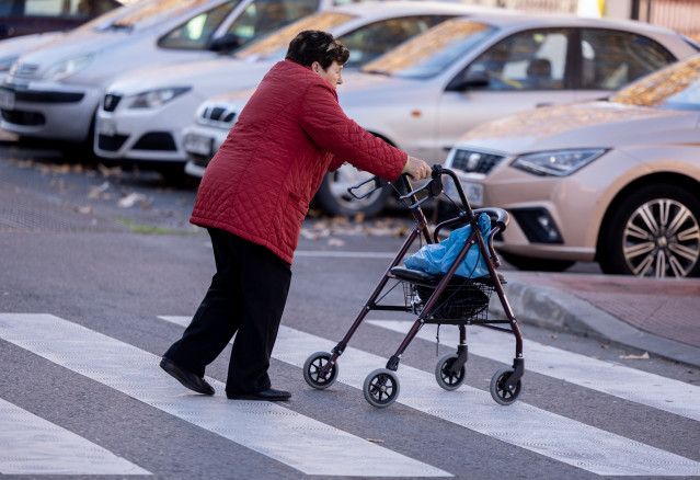 Archivo - Una persona camina con un andador, a 26 de diciembre de 2024, en Madrid (España). La revalorización supondrá un aumento de 600 euros anuales para las pensiones contributivas, y de 500 euros anuales para las pensiones medias. La subida de las pen