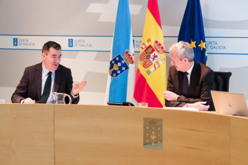 El conselleiro de Educación, Ciencia, FP e Universidades, Román Rodríguez, y el presidente de la Xunta, Alfonso Rueda, en el Consello de la Xunta del 3 de febrero de 2025.