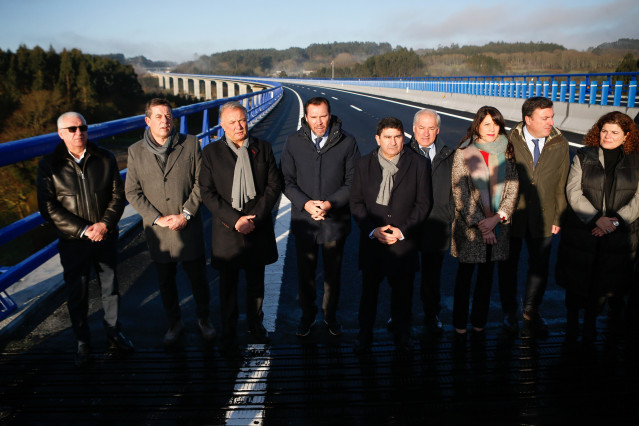 El ministro de Transportes y Movilidad Sostenible, Óscar Puente(c), asiste a la puesta en servicio del tramo Palas de Rei-Melide de la A-54, en el Viaducto de Pambre, a 3 de febrero de 2025, en A Coruña, Galicia (España). Óscar Puente, ha presidido la pue