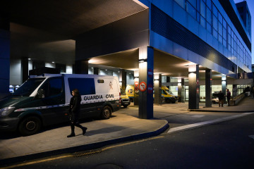 Un vehículo de la Guardia Civil en las Urgencias del Complejo Hospitalario Universitario de A Coruña.