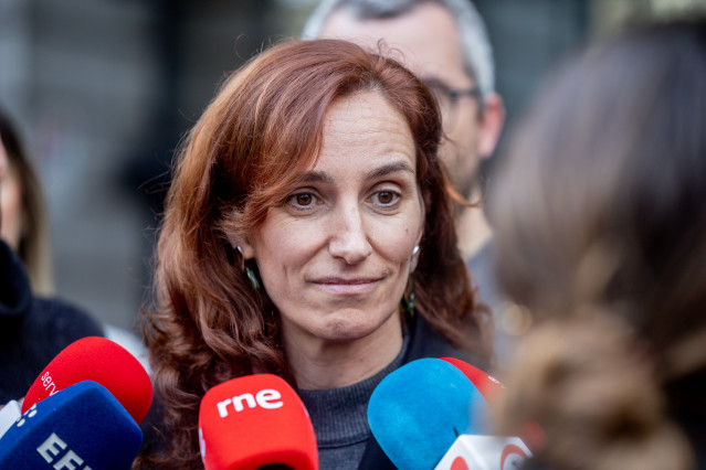 La ministra de Sanidad, Mónica García, atiende a los medios de comunicación antes del comienzo de las pruebas de acceso, en el Ministerio de Sanidad, a 25 de enero de 2025, en Madrid (España). Hoy se celebra en toda España el examen de acceso de Formación