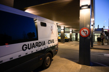 Un vehículo de la Guardia Civil en las Urgencias del Complejo Hospitalario Universitario de A Coruña, a 3 de febrero de 2025, en A Coruña, Galicia.