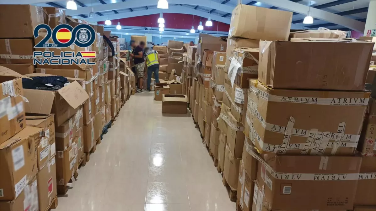 La Policia Nacional interviniendo cajas con ropa de Inditex en una nave