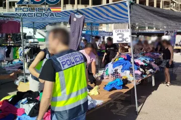 La Policia Nacional interviniendo ropa de Inditex en mercadillos