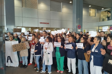 Protesta ante el Chuac por la agresión con arma blanca a un enfermero y a un vigilante de seguridad