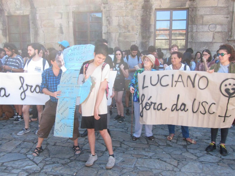 100 alumnos da USC esixen a expulsión do profesor Luciano Méndez