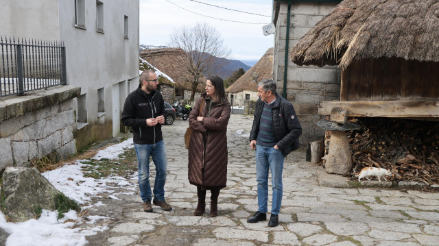 La diputada del PSdeG Lara Méndez visita junto al alcalde de Cervantes, Benigno Gómez, las pallozas de O Piornedo