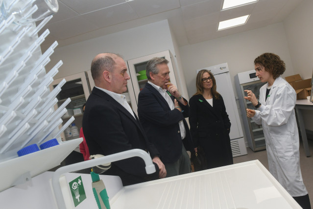 El conselleiro de Sanidade, Antonio Gómez Caamaño, visita el Centro de Fabricación de Terapias Avanzadas de Galicia, en Santiago.