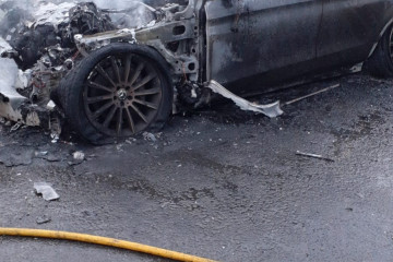 Vehículo calcinado en Vimianzo (A Coruña).