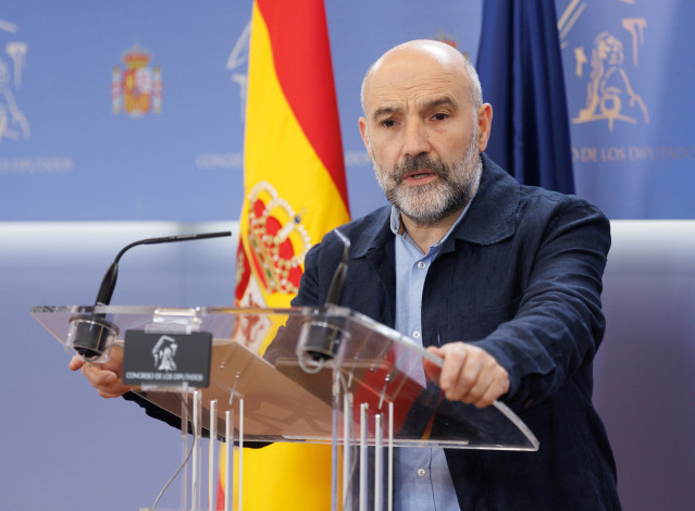 Archivo - El diputado del BNG en el Congreso Néstor Rego interviene durante una rueda de prensa anterior a la reunión de la Junta de Portavoces, en el Congreso de los Diputados, a 18 de abril de 2023, en Madrid (España).