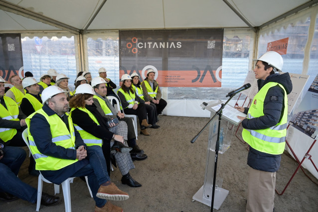 La ministra de Vivienda y Agenda Urbana, Isabel Rodríguez, interviene durante su visita a las obras de construcción de una promoción de 50 viviendas en el barrio de Xuxán, en A Coruña