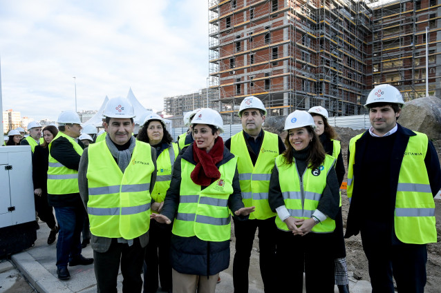 La ministra de Vivienda, Isabel Rodríguez, y la alcaldesa de A Coruña, Inés Rey, junto a otras autoridades en una visita a una promoción de vivienda pública en Xuxán