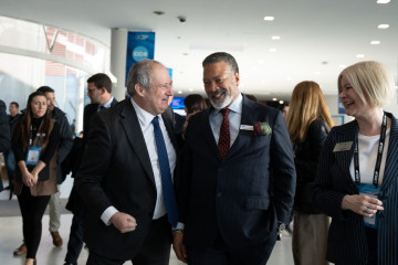 El ministro de Industria y Turismo, Jordi Hereu, junto al director general del ISE, Mike Blackman, en el marco de su visita en la feria audiovisual