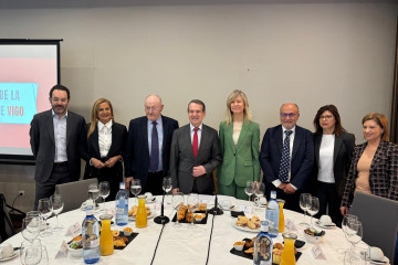 El alcalde de Vigo, Abel Caballero, junto a representantes del Círculo de Empresarios, concejales  y el subdelegado del Gobierno, Abel Losada, en un desayuno coloquio sobre el futuro económico de la