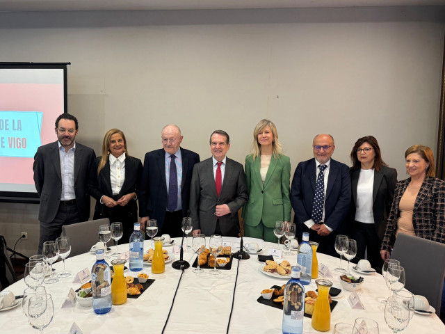 El alcalde de Vigo, Abel Caballero, junto a representantes del Círculo de Empresarios, concejales  y el subdelegado del Gobierno, Abel Losada, en un desayuno coloquio sobre el futuro económico de la ciudad.