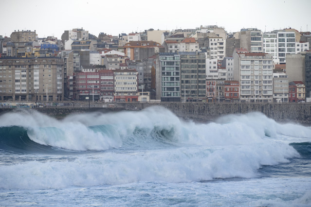 Archivo - Oleaje en las playas de Riazor y Orzán, en A Coruña