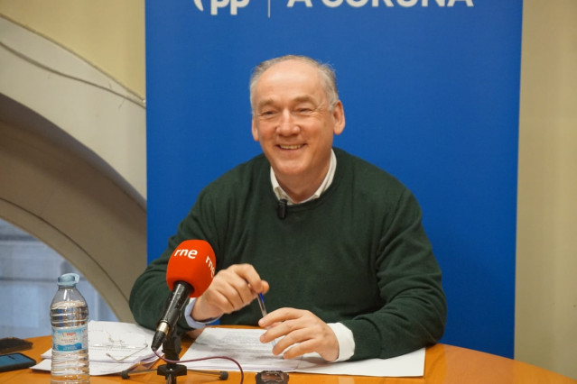 El portavoz del PP en el Ayuntamiento de A Coruña, Miguel Lorenzo, en rueda de prensa