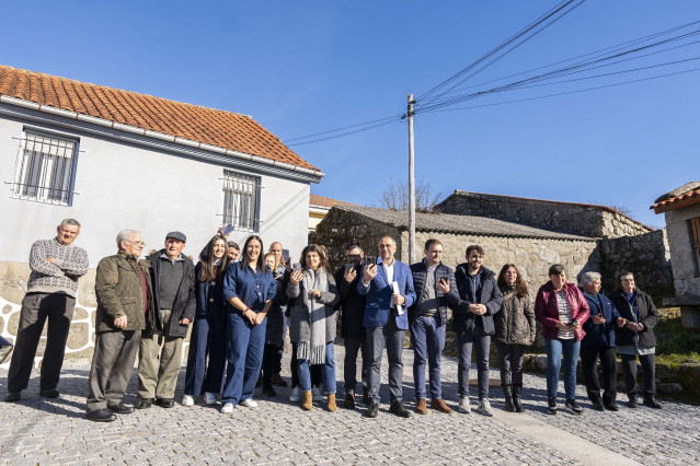 El viceportavoz y responsable de las áreas de Ciencia e Innovación en el Grupo Popular, Julio García Comesaña, durante una visita a Puxedo (Lobios) acompañado por la alcaldesa María del Carmen Yáñez y los diputados autonómicos Nicole Grueira, Víctor Balad