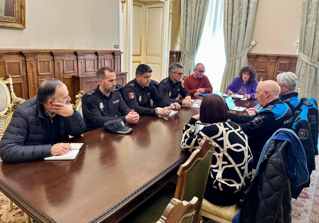 La alcaldesa de Santiago, Goretti Sanmartín, preside una reunión en la que participa el edil de Convivencia, Xan Duro, miembros de las Policías Local y Nacional y representantes de la asociación vecinal de Santa Marta.