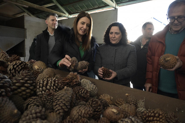 A conselleira do Medio Rural, María José Gómez, acompañada polo director xeral de Planificación e Ordenación Forestal, José Luis Chan, e pola delegada territorial da Xunta na Coruña, Belén do Campo, visitan o Centro de Sementes Forestais de Galicia