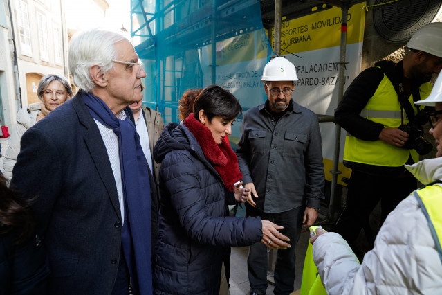 El presidente de la Real Academia Galega, Víctor F. Freixanes y la ministra de Vivienda y Agenda Urbana, Isabel Rodríguez, durante su visita a las obras de rehabilitación de la institución gallega