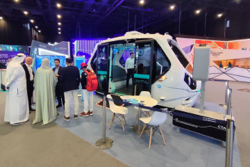 Presentación del vehículo 'shuttle' autónomo del CTAG en la feria 'AI Everything Global 2025', en Dubai